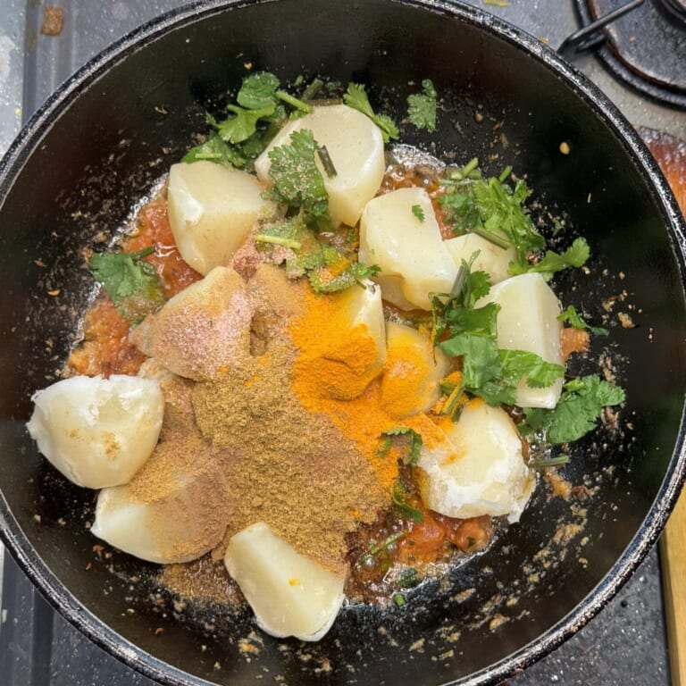 手順 3: じゃがいも、スパイスB、塩、パクチーを加え炒め合わせる。