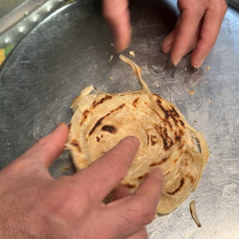 手順 7: 焼きたての状態で手でほぐし、形を整える。