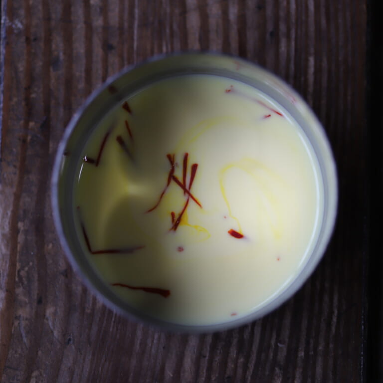 手順 2: 温めた牛乳にスパイスBのサフランを加えサフランミルクを作っておく。