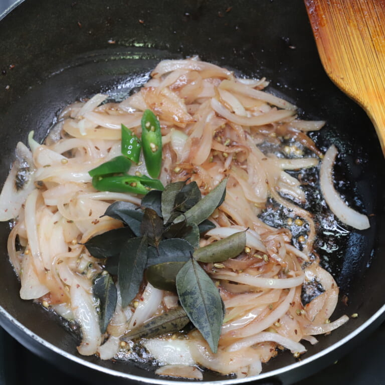 手順 4: 同じフライパンにスパイスAを加え香りが立ってきたら玉ねぎを加え炒め、透明になってきたら青唐辛子、カレーリーフ を加え軽く