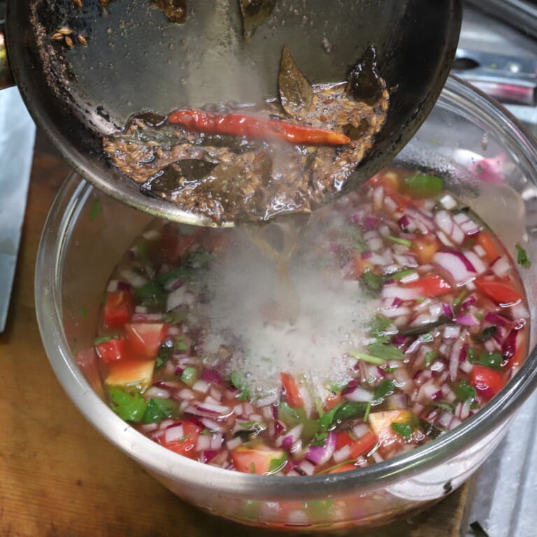 手順 3: フライパンで油を熱しスパイスAを熱し⒈に加える。