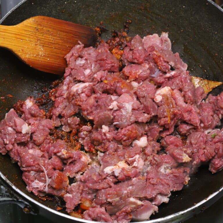 手順 5: ラムひき肉を加えしっかりと火が通るまで炒める。