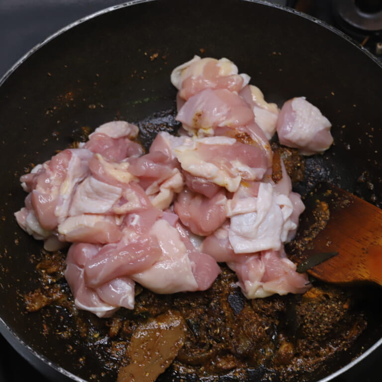 手順 5: 鶏もも肉を加え表面に火が入るまで炒める。