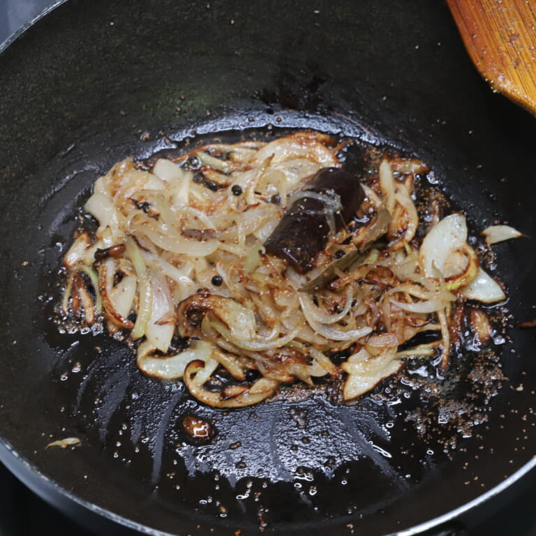 手順 3: フライパンに油を加えスパイスCを熱し玉ねぎを飴色になるまで炒める。