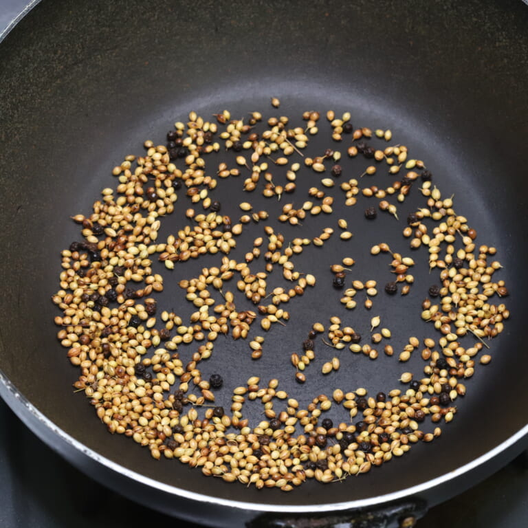 手順 1: スパイスCをフライパンで乾煎りしてミルサーなどでパウダー状にする。