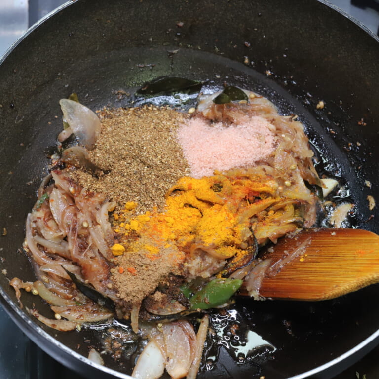 手順 5: おろしにんにく、生姜を加え香りが落ち着いたらスパイスB、⒈で作ったスパイスのパウダー、塩を加え軽く炒め合わせる。