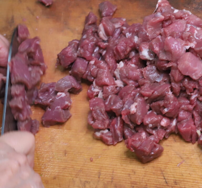 手順 1: ラム肉を叩いて刻んでおく。