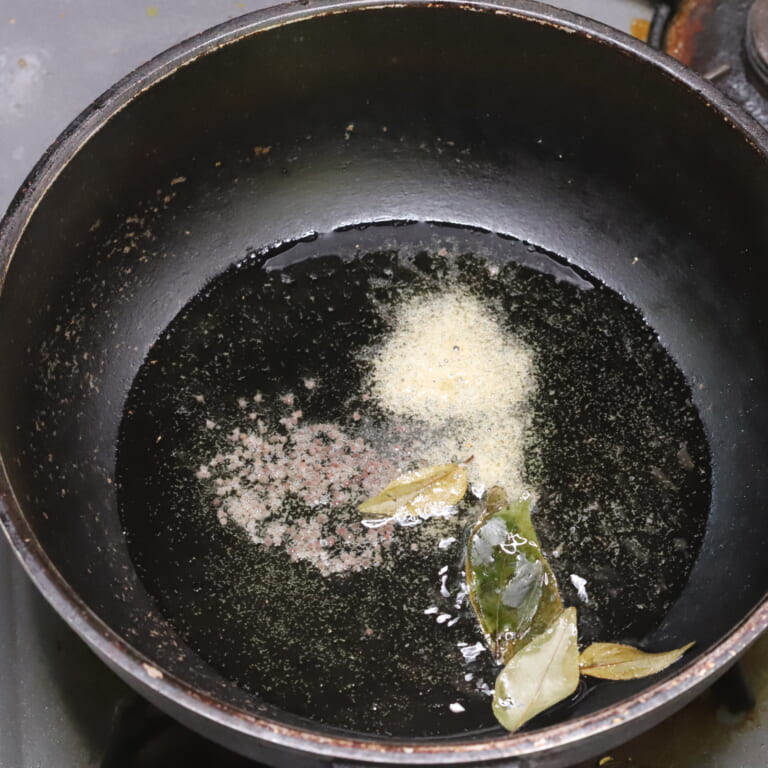 手順 2: 温めてフライパンに油を加えスパイスAを熱する。