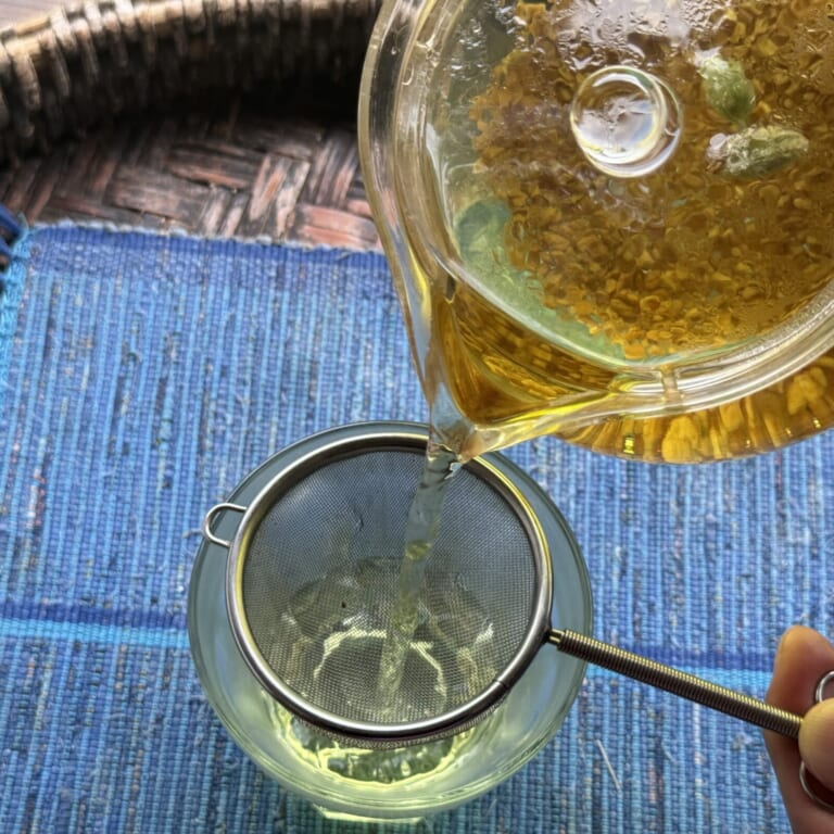 手順 2: ４、5分したらこして飲む。