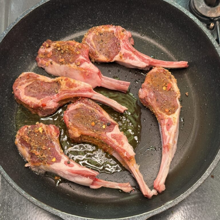 手順 2: 温めたフライパンで油を熱しラムチョップを好みの焼き具合に焼く。