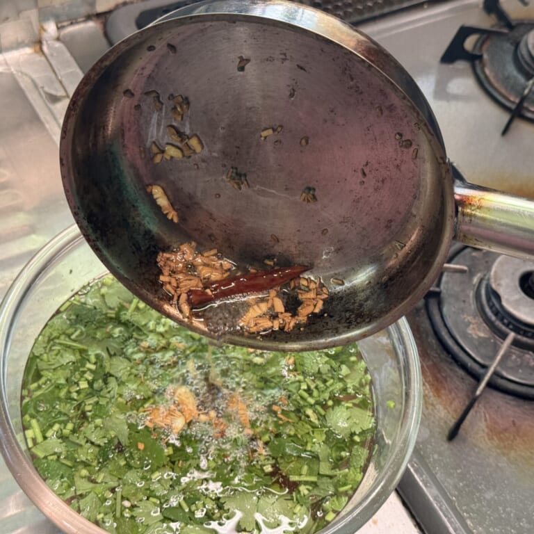手順 3: 温めたフライパンで油を熱しにんにく、スパイスAを加え、火が通ったら混ぜ合わせたパッチプルスに加える。