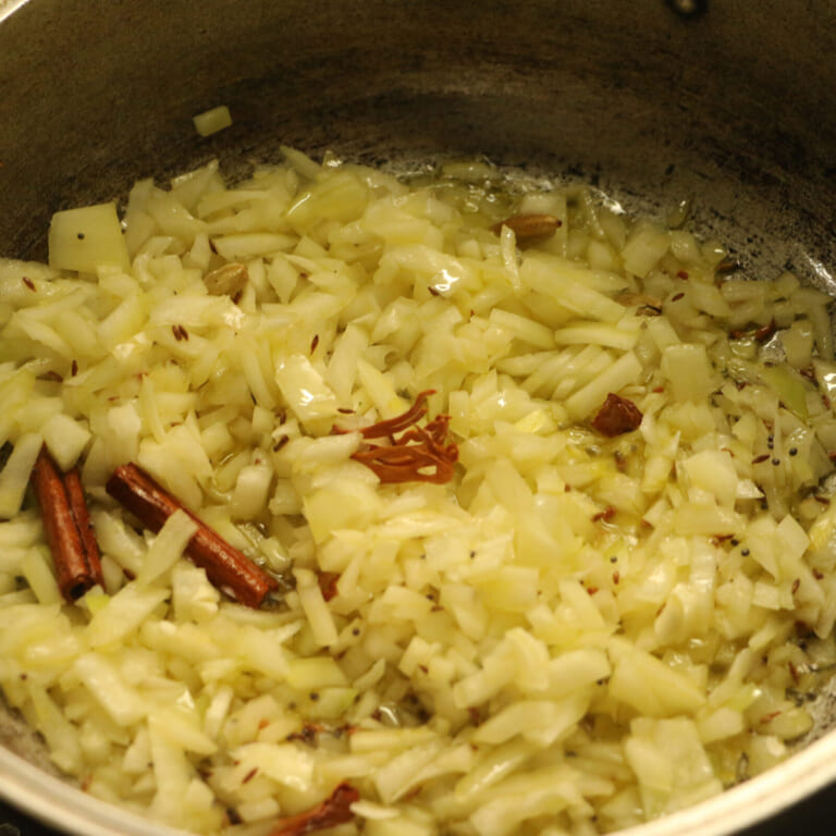 手順 2: 温めたフライパンに油を加え、スパイスA(を加え香りが出てきたら玉ねぎ、青唐辛子を加え玉ねぎが飴色になるまで炒める。