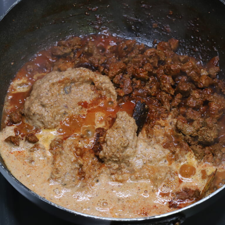 手順 6: カレーペーストを加え炒め合わせる。