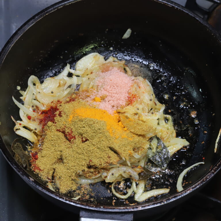 手順 4: スパイスBと塩を加えて香りが出てくるまで炒めたら鶏もも肉を加え炒める。