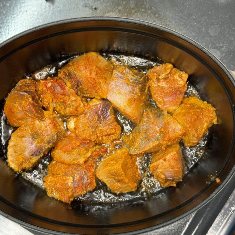 手順 3: 温めた鍋に油を加えメカジキをマリネ液ごと焼いて、取り出しておく。
