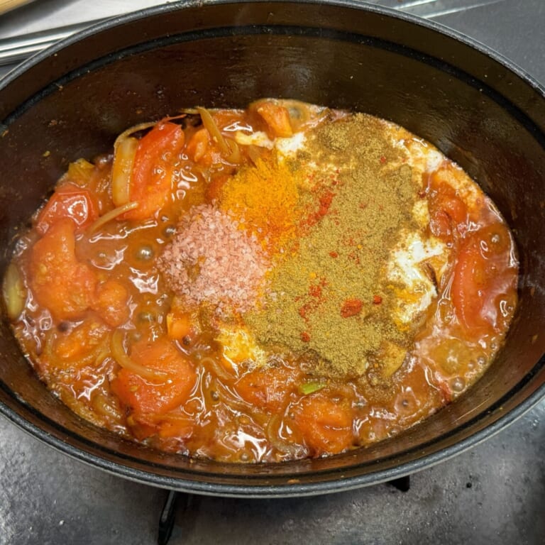 手順 6: 玉ねぎが飴色になったらトマト、ヨーグルト、おろしにんにく・生姜を加えスパイスC、塩(グレービー用)を入れ一緒に炒め合わせ