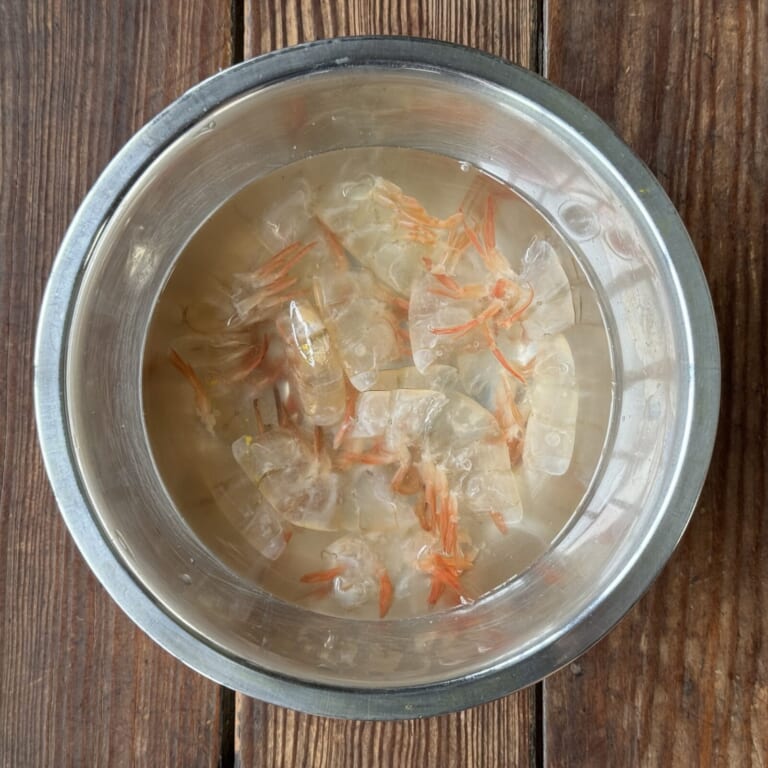 手順 1: エビの殻を使って水で出汁を作っておく。