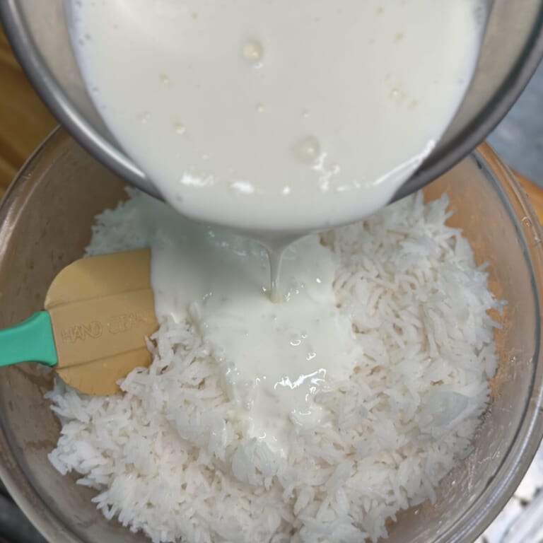手順 3: 米が食べられる硬さになっていたらザルにあけ、米をある程度冷ましてからよくといたヨーグルトを混ぜ合わせる。
