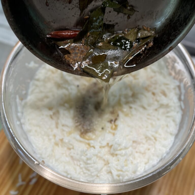 手順 4: 塩を加えて味を整えた後、別のフライパンに油をひスパイスAを熱してパチパチとしてきたら3.に油ごとかける。