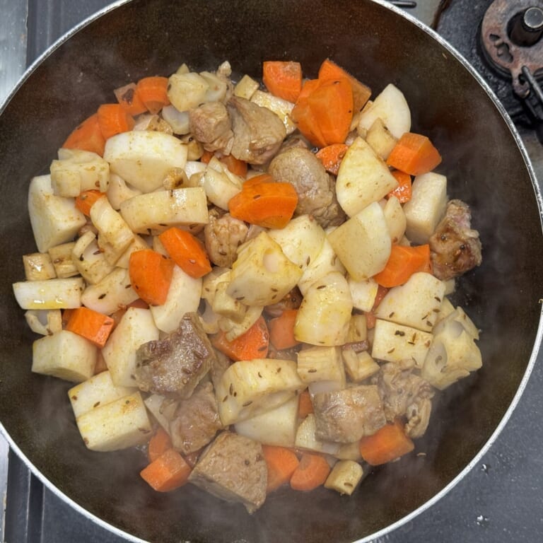 手順 1: 温めたフライパン油を熱しスパイスAを加え香りが立ってきたら豚肉、根菜など火の入りにくい順に加える。塩(分量外)も少し加え