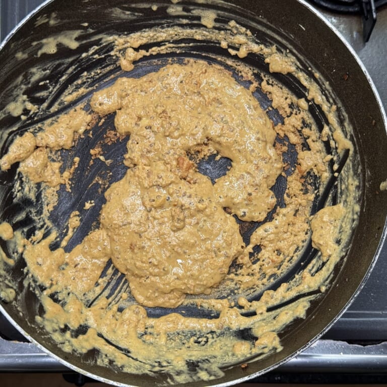 手順 2: 具材に火が入ったら取り出しておく。 同じフライパンに油(大さじ3)を加えニンニク・生姜を加え香りが立ってきたらベッサンを