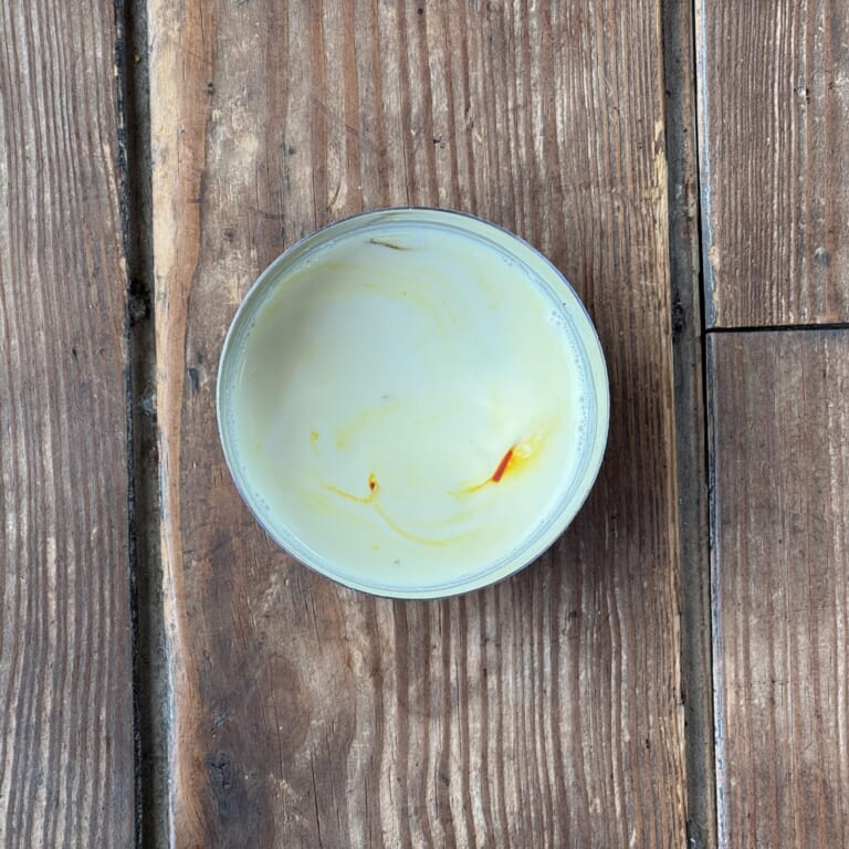 手順 3: 準備③:少し温めた牛乳にサフランを入れてサフランミルクを作っておく。