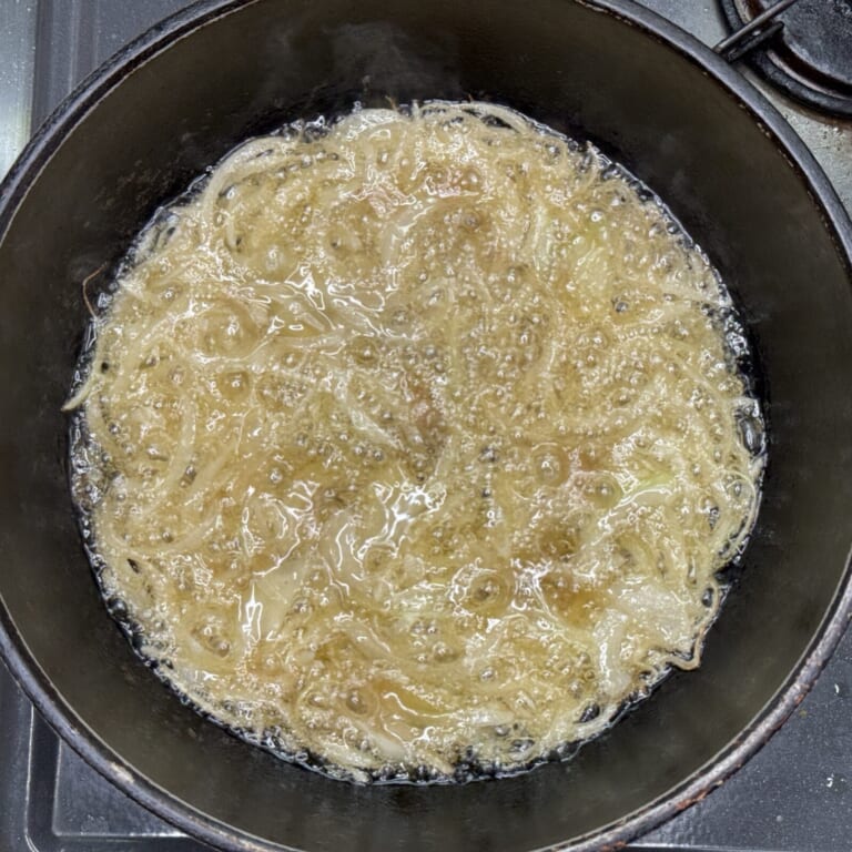 手順 2: 準備②:半量の玉ねぎを素揚げし、カシューナッツも素揚げしておく。