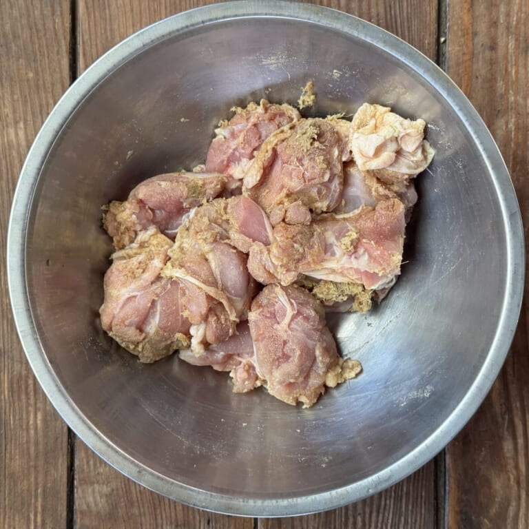 手順 2: 鶏もも肉をマリネ用スパイスA、塩、おろしニンニク・生姜でマリネしておく。