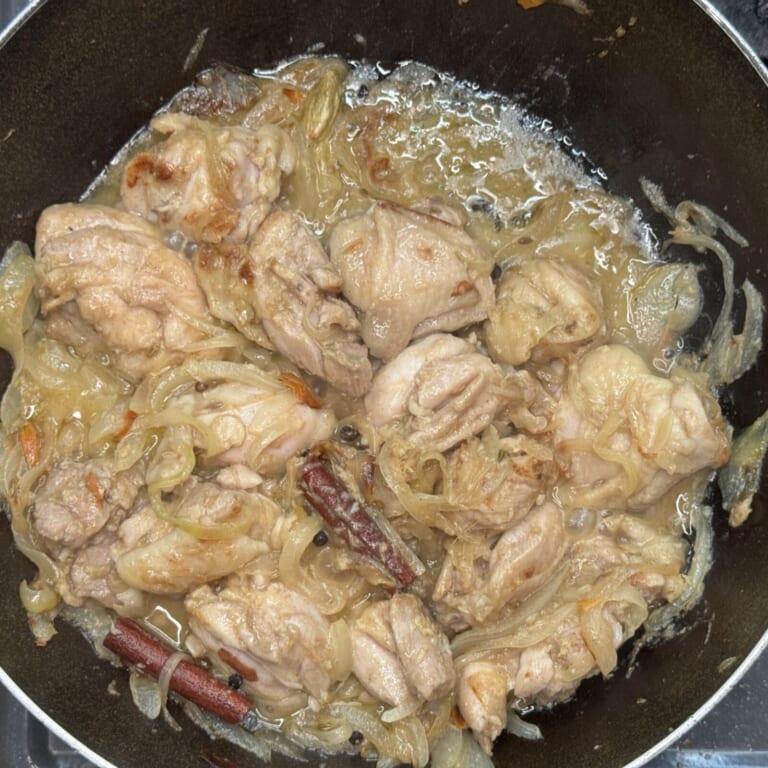 手順 4: 鶏もも肉を加え炒め合わせる。