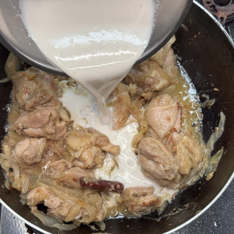 手順 5: 鶏もも肉の表面に火が入ったら⒈のカシューナッツペーストを加え炒め合わせる。
