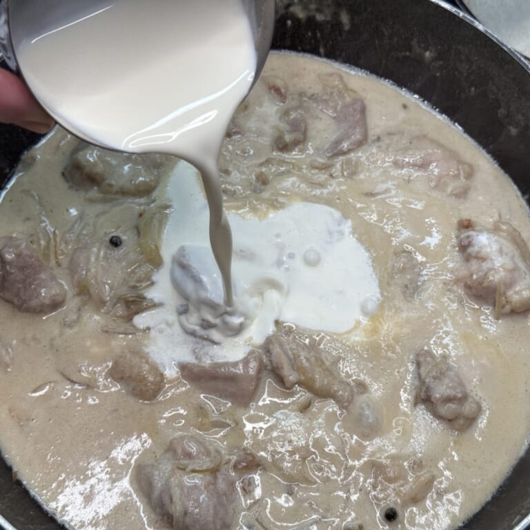 手順 6: ヨーグルトを加え軽く煮込み、生クリームを加え一煮立ちさせる。