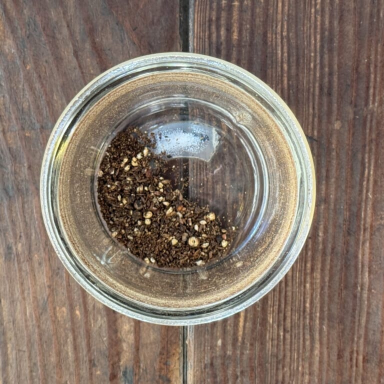 手順 1: スパイスAをフライパンなどでから炒りして香りを引き立たせてバットなどに移して冷ましてからミルサーなどで粗挽きにしておく。