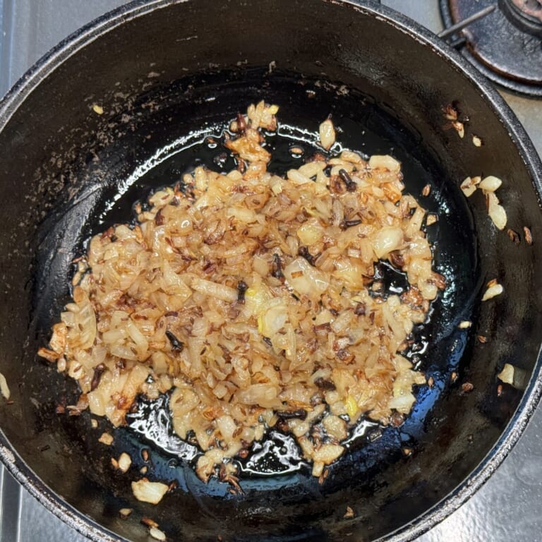 手順 1: 温めたフライパンに油を熱しスパイスAを加えシュワシュワとしてきたら玉ねぎを入れ飴色になるまで炒める。