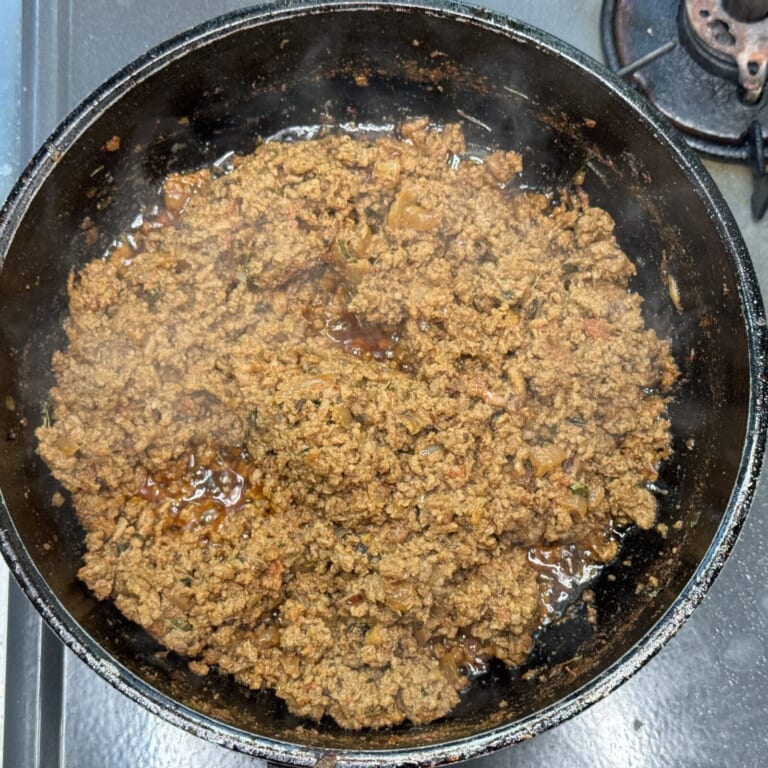 手順 3: 合いびき肉を加えしっかりと火が通るまで炒める。火が通ったらグリーンピースを加え蓋をして弱火で約５分から10分煮込む。