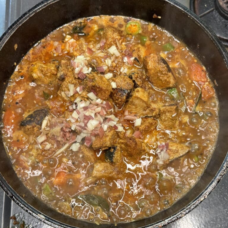 手順 6: みょうが、炒めたカツオ をフライパンに戻し、少し煮込む。