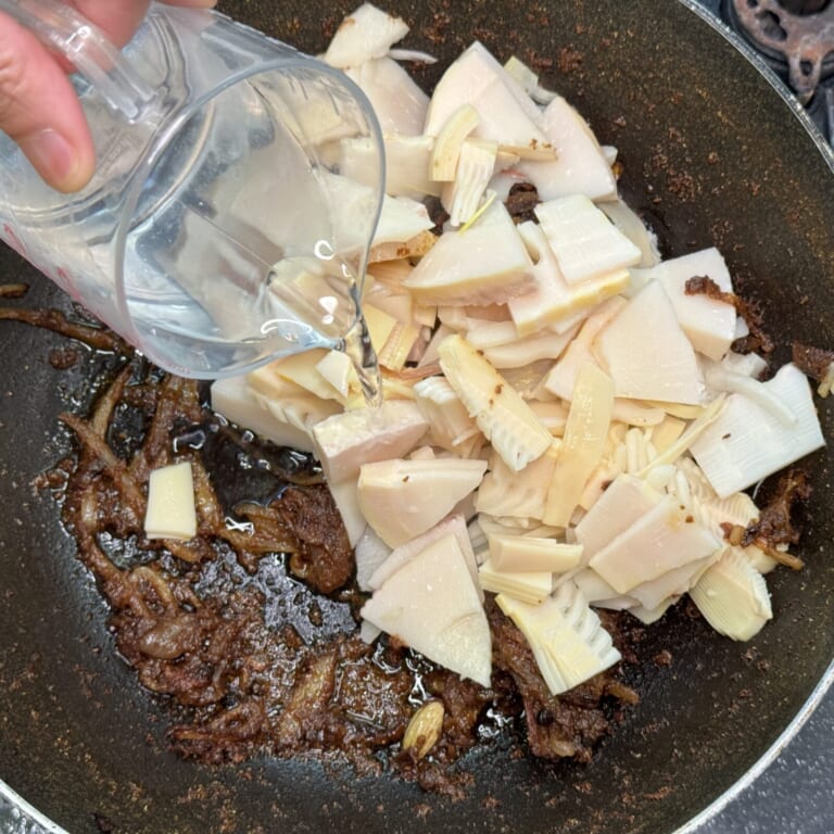 手順 6: 筍、水を加えグツグツとさせる。