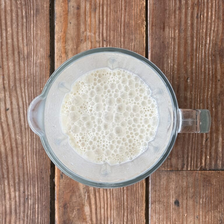 手順 1: バナナを2本と牛乳をミキサーにかけてペーストを作っておく。カシューナッツを水につけておきこちらもミキサーにかけてペースト