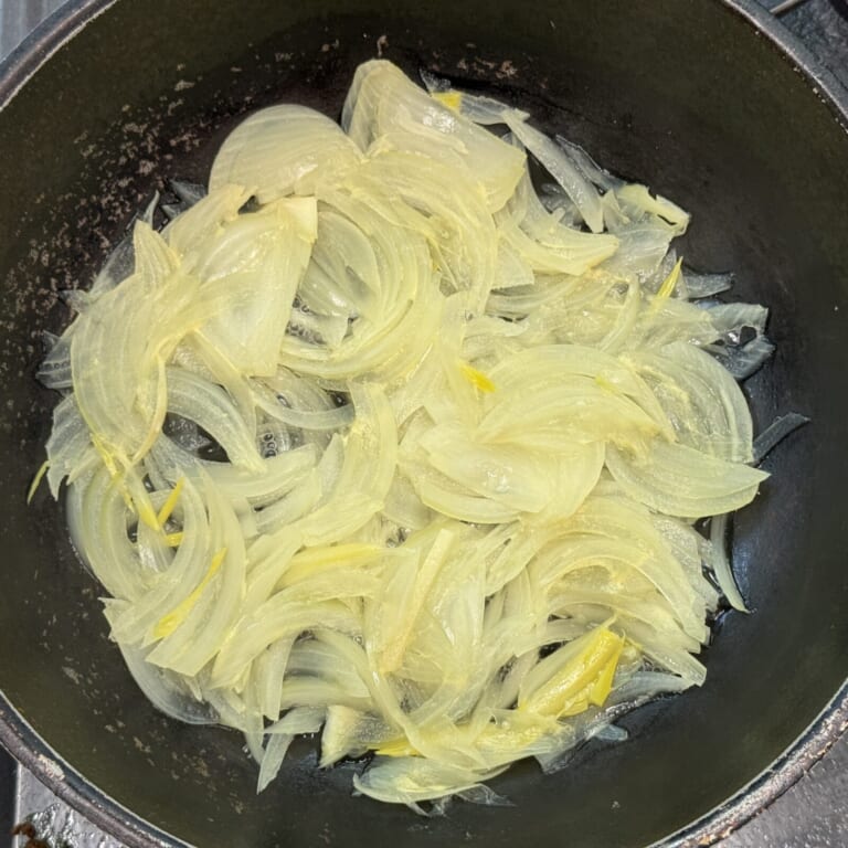 手順 2: 玉ねぎと水(玉ねぎ茹でる用)を鍋に加え火にかけ、玉ねぎが透明になるまで煮込む。