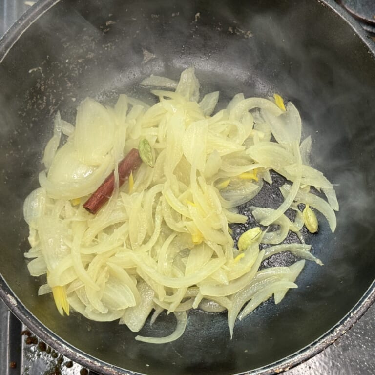 手順 3: 玉ねぎが透明になり、水分がなくなってきたらスパイスA、油を加え炒め合わせにんにく、生姜を加える。