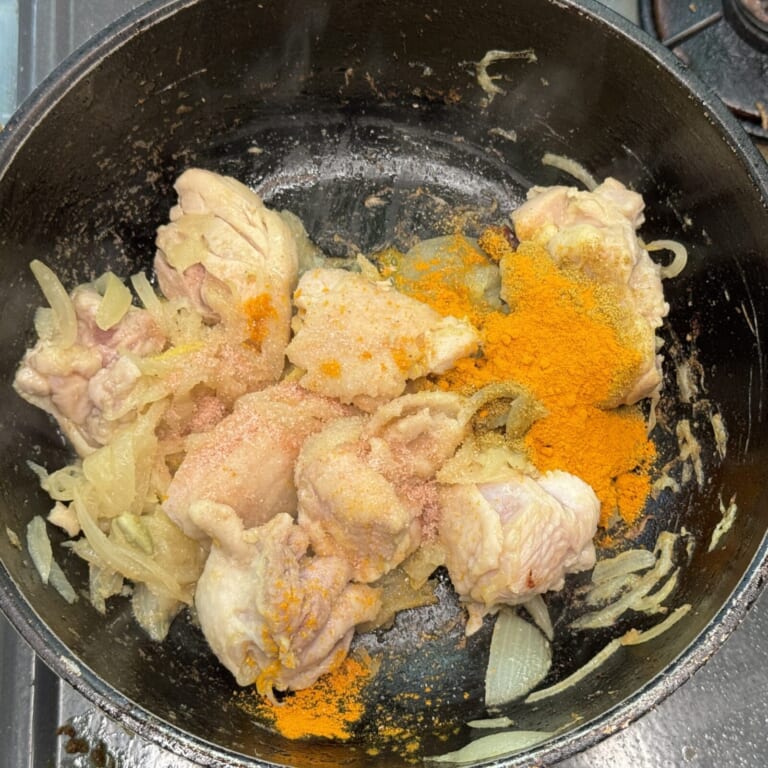 手順 4: 鶏もも肉を加え表面に火が通ったらスパイスB、塩を加え炒め合わせる。