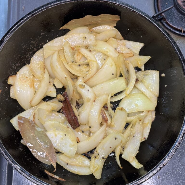 手順 4: スパイスAの香りが立ってきたら玉ねぎを加えざっくりと強火で炒めたらにんにく、生姜を加え香りが落ち着くまで炒める。