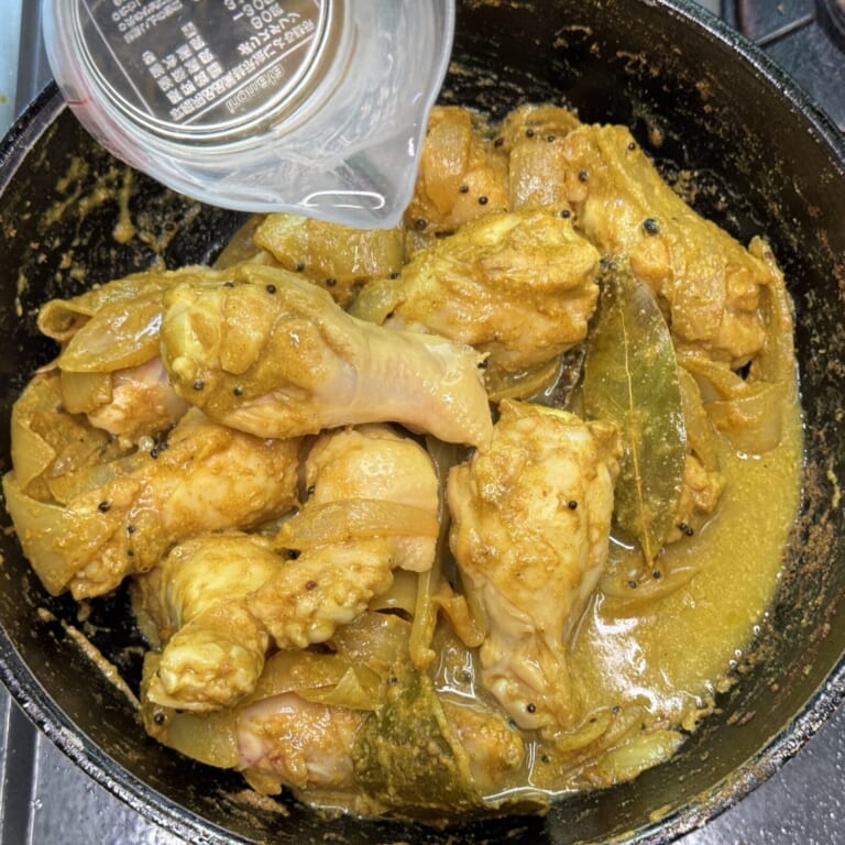 手順 6: 鶏肉を加え表面に火が入るまで炒めたら水を少しずつ加え伸ばしていく。