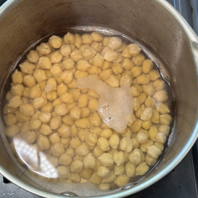 手順 1: ひよこ豆を一晩水につけ食べられる方様で茹でておく（茹でる時少しの塩とターメリックなど入れても美味しい）