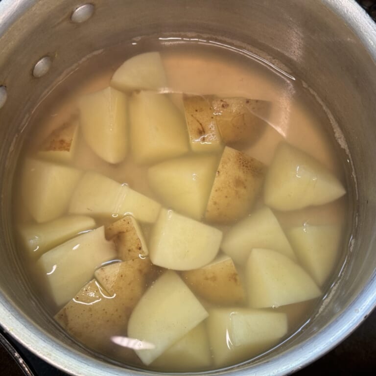 手順 2: じゃがいもを食べられるくらいの硬さまで茹でておく。