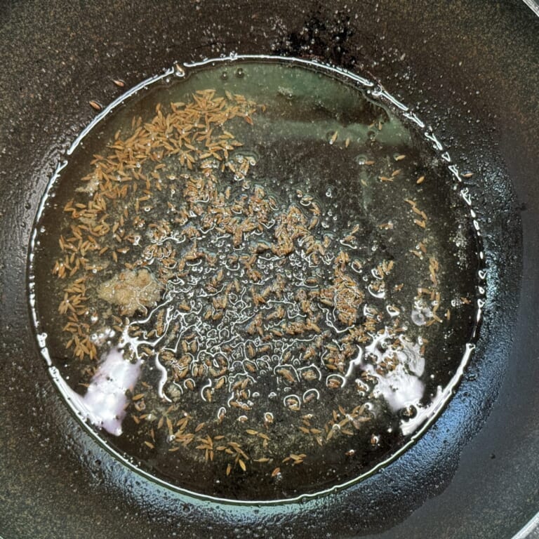 手順 3: 温めたフライパンに油を熱しスパイスAをシュワシュワとするまで炒める。