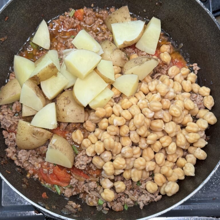 手順 6: 茹でたじゃがいもとひよこ豆を加え炒め合わせる。