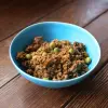 青い器に盛られたグリンピース入りパールシー風キーマカレー
