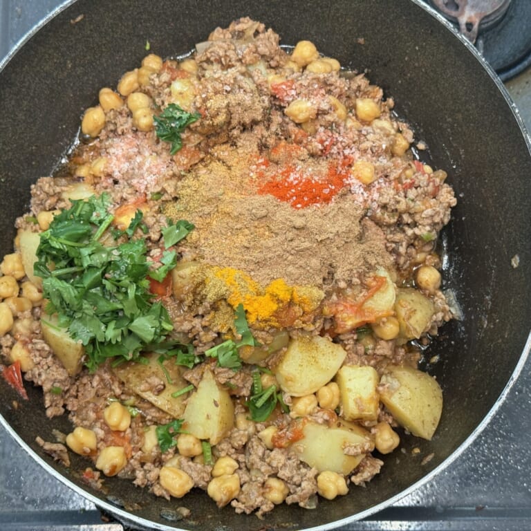 手順 7: スパイスB、塩、パクチーをしっかりと炒め合わせる。