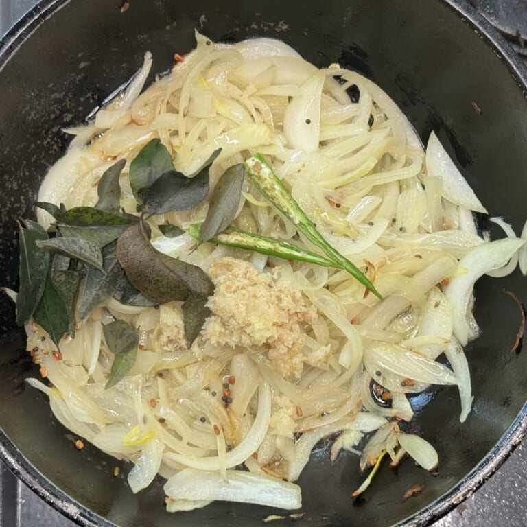 手順 2: パチパチとして香りが立ってきたら玉ねぎを加え透明になってきたらにんにく、しょうが、青唐辛子、カレーリーフを加え炒め合わせ