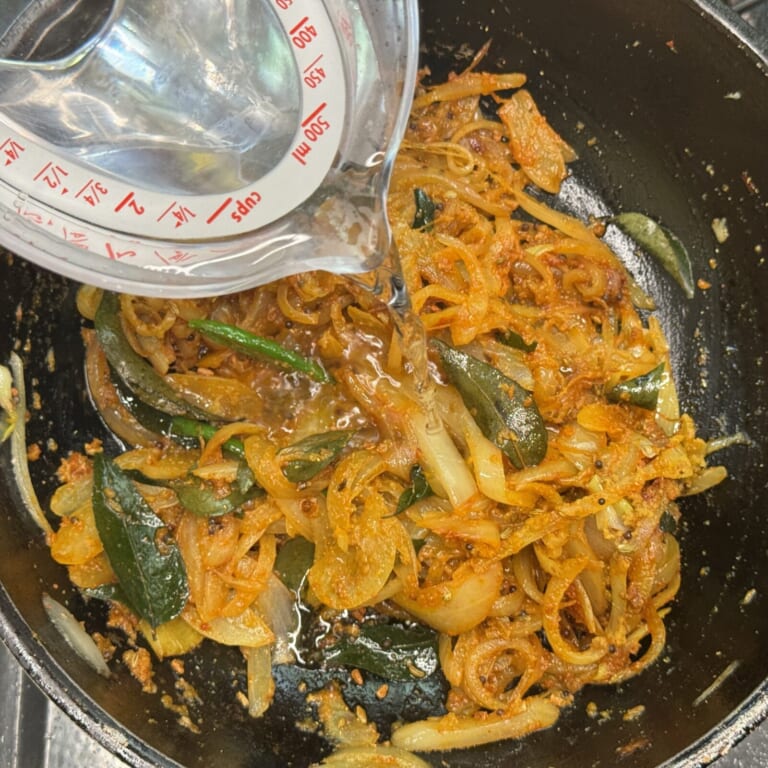 手順 3: スパイスBと塩を加え炒め合わせたら水で少しずつ伸ばしていく。